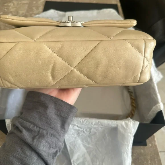 Chanel Black and White Gift Box - Picture 2 of 11